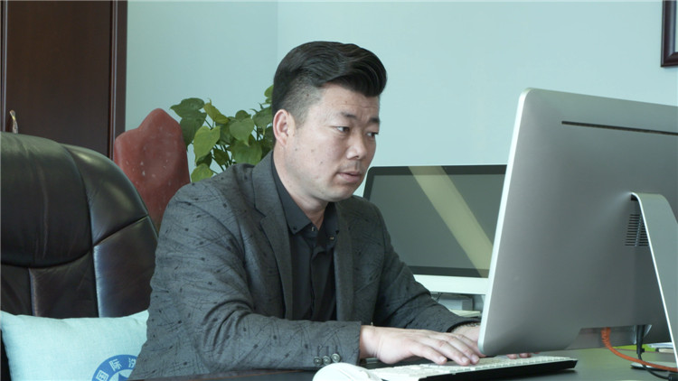 創(chuàng)始人查看電腦